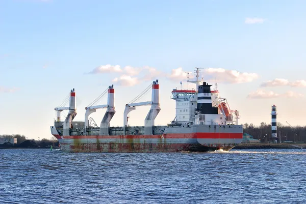 Ładunek statku płynącego w pobliżu portu w Rydze — Zdjęcie stockowe