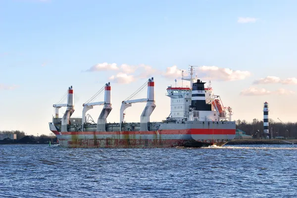 Navio de carga navegando perto do porto de Riga — Fotografia de Stock