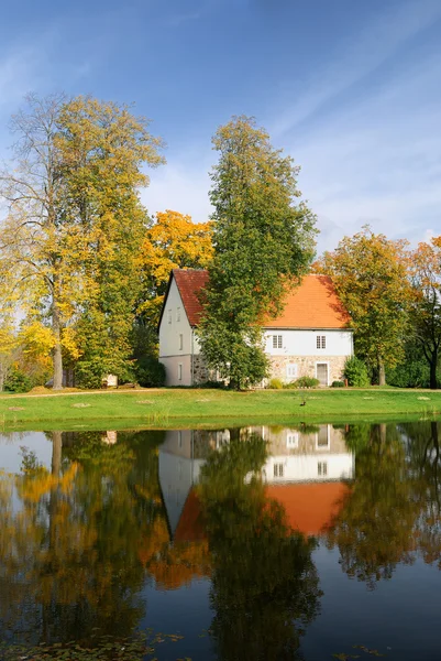 House at the lake bank in autumn. Sigulda, Latvia — Stock Photo, Image