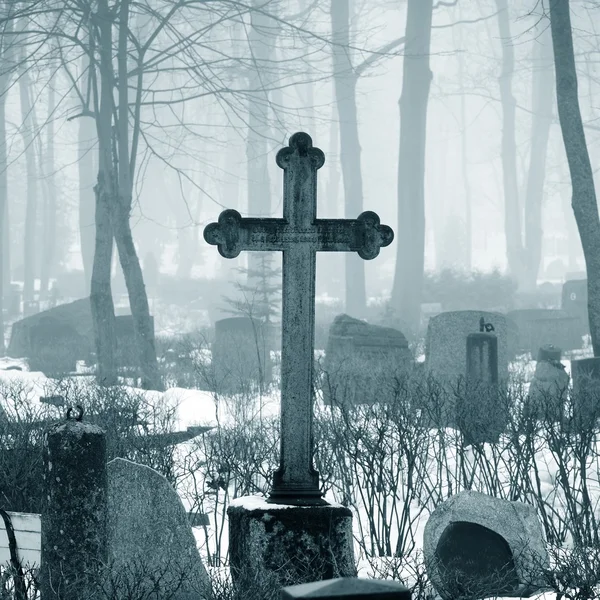 Cross in fog at the cemetery — Stock Photo, Image