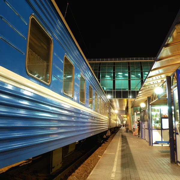 Treno alla stazione — Foto Stock