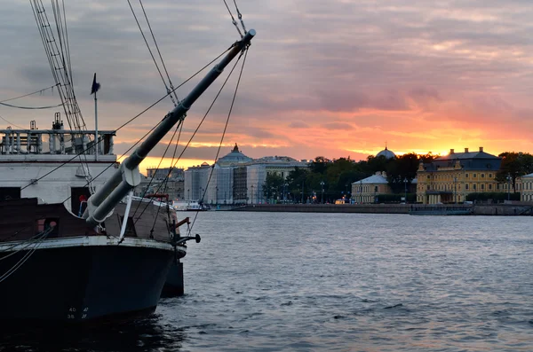 Coucher de soleil contre le remblai de Saint-Pétersbourg et un voilier — Photo
