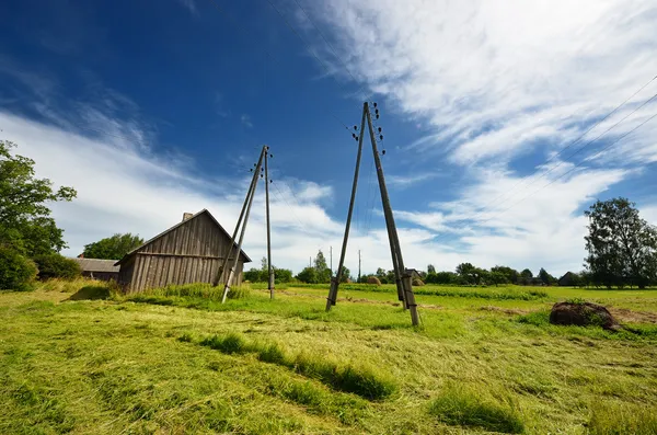 Klassiska gröna landskapet. grönt fält mot blå himmel — Stockfoto