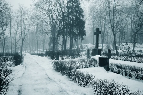 Mlha na hřbitově — Stock fotografie