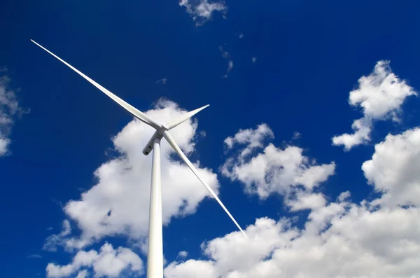 Turbina eólica contra o céu azul — Fotografia de Stock