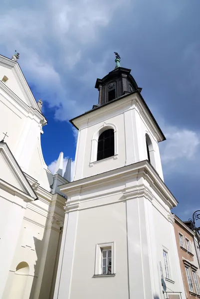 Kostel ve staré části města ve Varšavě, Polsko — Stock fotografie