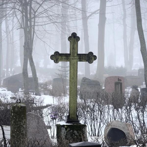 Cruzada en la niebla en el cementerio —  Fotos de Stock