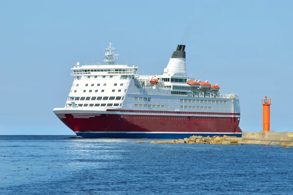 Cruise ferry ship sailing in still water — Stock Photo, Image