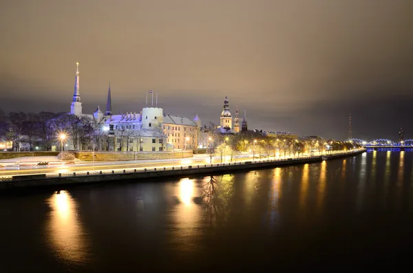 Scène hivernale nocturne à Riga, Lettonie — Photo