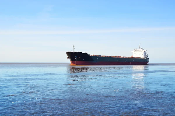 Lastfartyg som seglar i stilla vatten — Stockfoto