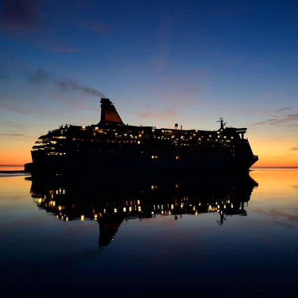 Kreuzfahrtschiff mit seiner Spiegelung im bunten Sonnenuntergang — Stockfoto