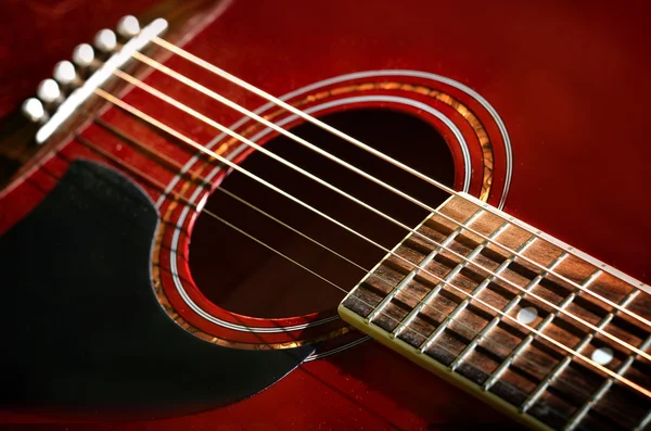 Guitarra acústica vermelha close-up — Fotografia de Stock