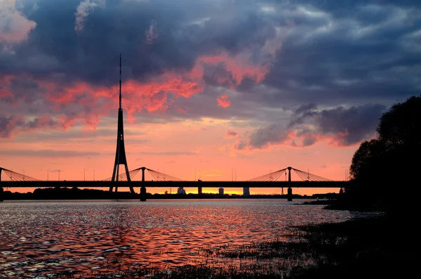 Pôr-do-sol colorido sobre a cidade de Riga, Letónia — Fotografia de Stock