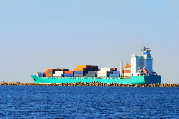 Frachtcontainerschiff fährt in stillem Wasser — Stockfoto