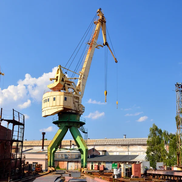 Nákladní jeřáb v Rize loděnice — Stock fotografie