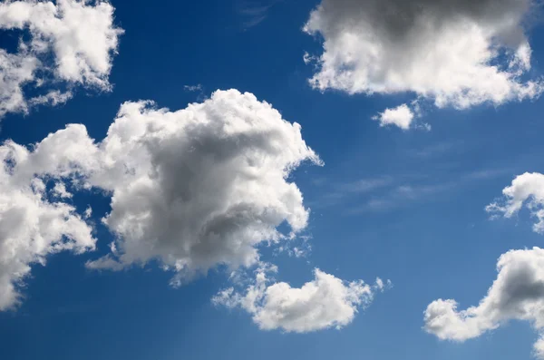 Classico paesaggio nuvoloso. Cielo blu con nuvole ornamentali — Foto Stock