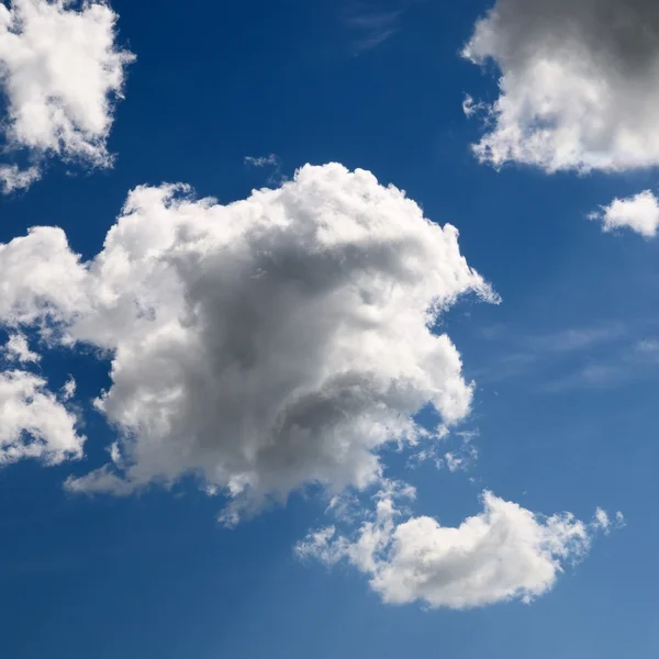 Klassische Wolkenlandschaft. blauer Himmel mit dekorativen Wolken — Stockfoto