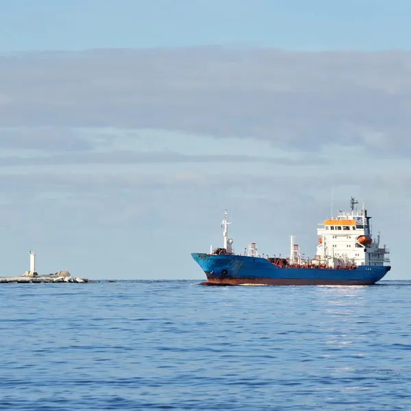 Kargo gemisi arka deniz feneri ile girerek bağlantı noktası — Stok fotoğraf