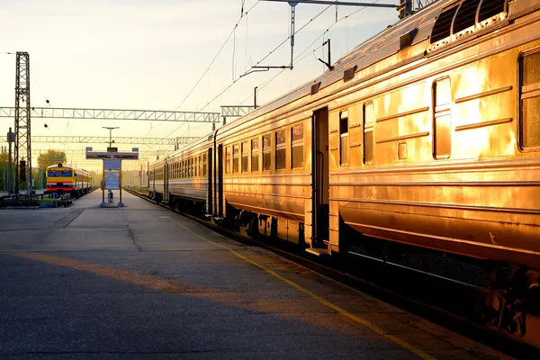 Treinen op het station bij de zonsopgang — Stockfoto