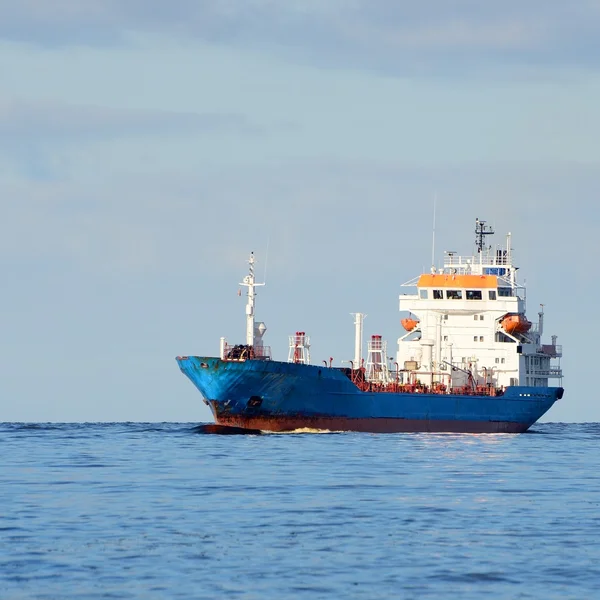 Navire cargo naviguant — Photo