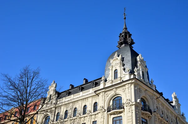 Antiguo edificio histórico en Riga, Letonia — Foto de Stock