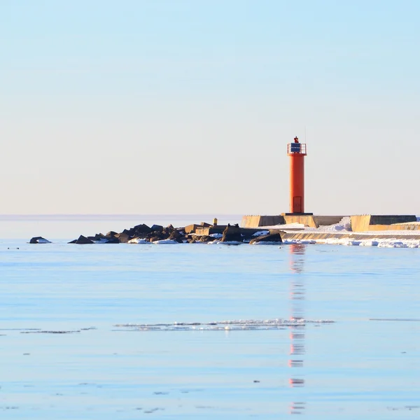 Красный маяк в яркий зимний день — стоковое фото