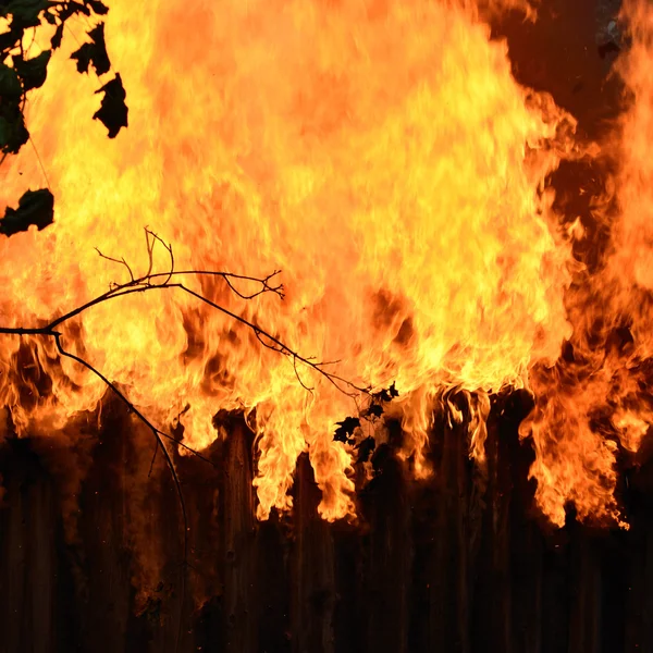 Brinnande trähus närbild — Stockfoto