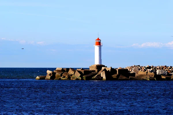 Latarnia morska w wejściem do portu. Ventspils, Łotwa — Zdjęcie stockowe