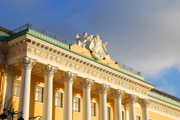 Gamla historiska byggnad i Sankt petersburg — Stockfoto