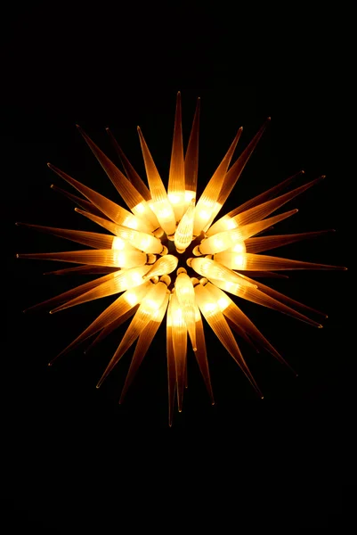 Лампа, що виглядає як зірка, що сяє в темряві — стокове фото