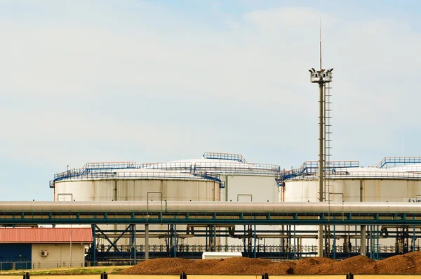 Büyük petrol yakıt tankları Port — Stok fotoğraf