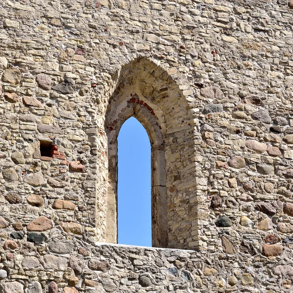 Venster in een oude kasteel muur — Stockfoto