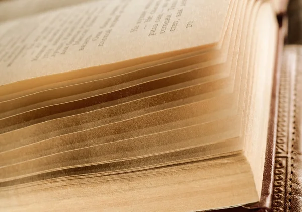 Стара старовинна книга крупним планом в драматичному світлі — стокове фото