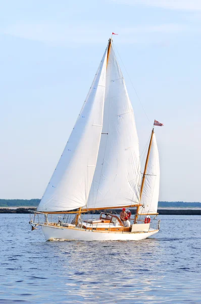 Weiße Segeljacht segeln. Riga, Lettland — Stockfoto