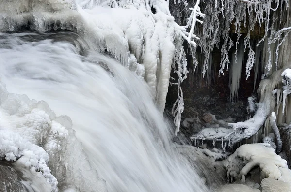 Cachoeira no inverno com belos icicles — Fotografia de Stock