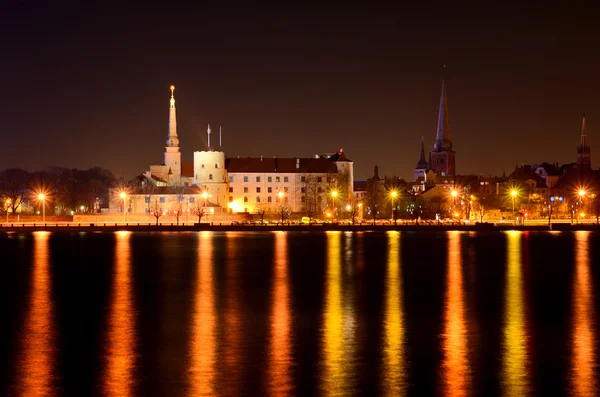 Scena notturna a Riga con il presidente palazzo — Foto Stock