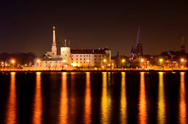 Nachtscène in riga met voorzitter paleis — Stockfoto