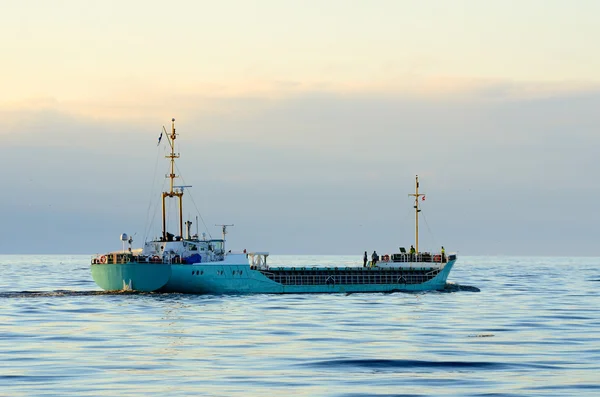 Frachtschiff verlässt Hafen — Stockfoto