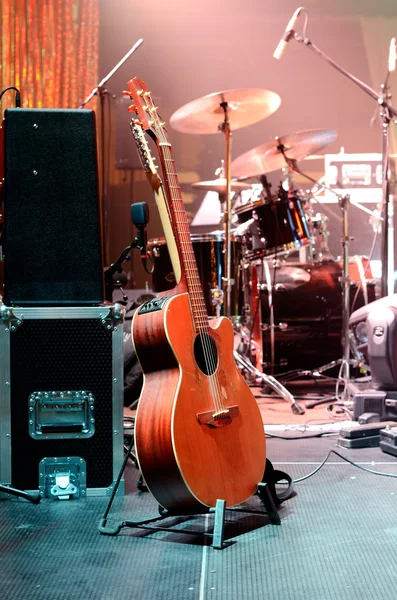 Guitarra y otros equipos musicales en el escenario antes del concierto —  Fotos de Stock