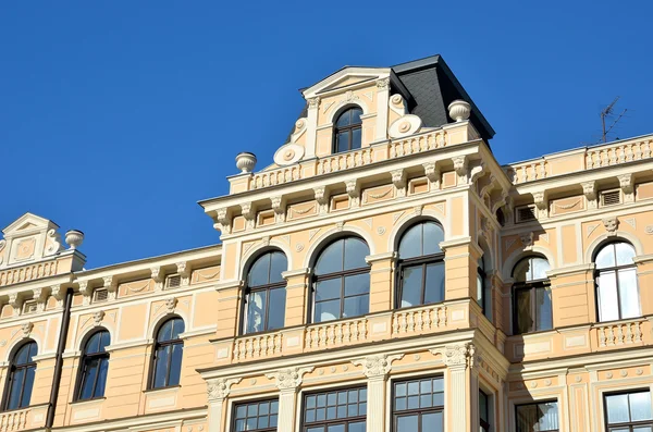 Antiguo edificio histórico en Riga, Letonia — Foto de Stock