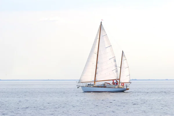 Weiße Segeljacht segeln. Riga, Lettland — Stockfoto