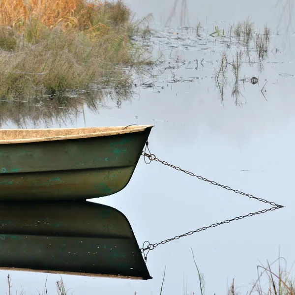 River and a boat scene during Fall season — Stock Photo, Image