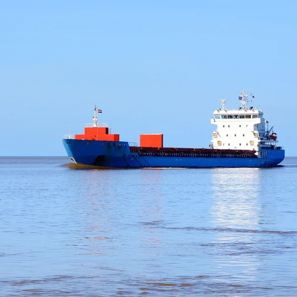 Navio de carga navegando em água parada — Fotografia de Stock