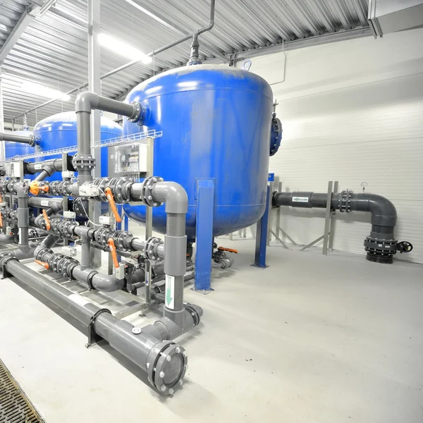 Novos tubos de plástico e equipamentos coloridos na sala de caldeira industrial — Fotografia de Stock