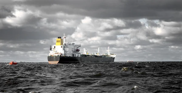 Kargo gemisi liman riga yakınındaki fırtınalı havalarda yelken — Stok fotoğraf