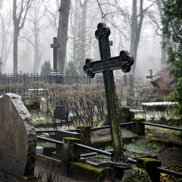 Хрест у тумані на цвинтарі — стокове фото