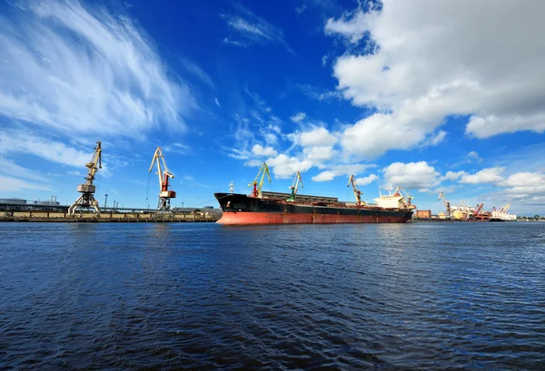 Frachtschiffverladung im Hafen. ventspils Terminal — Stockfoto