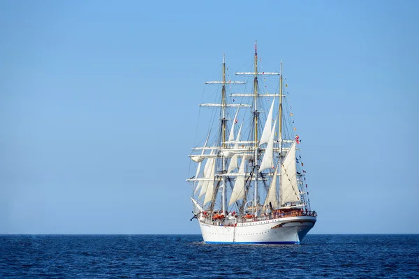 Old historical tall ship with white sails in blue sea — Stock Photo, Image