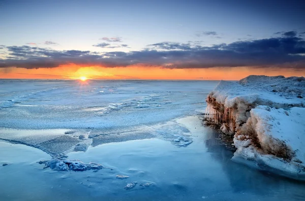 炫彩日落在白雪皑皑的波罗的海沿岸 免版税图库照片
