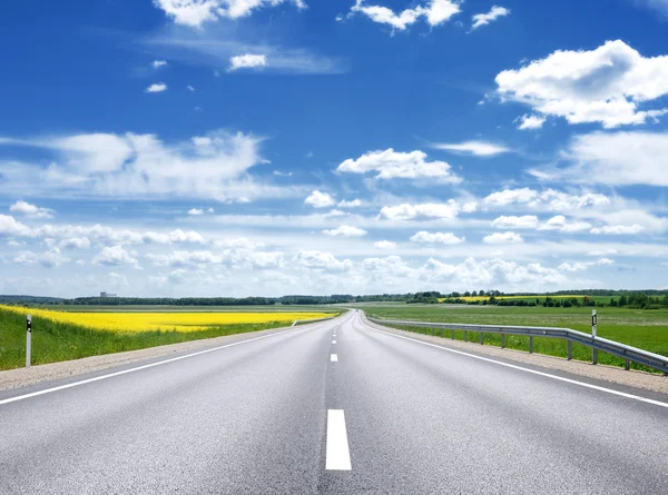 Klassieke scène van een snelweg in landelijk gebied Stockfoto